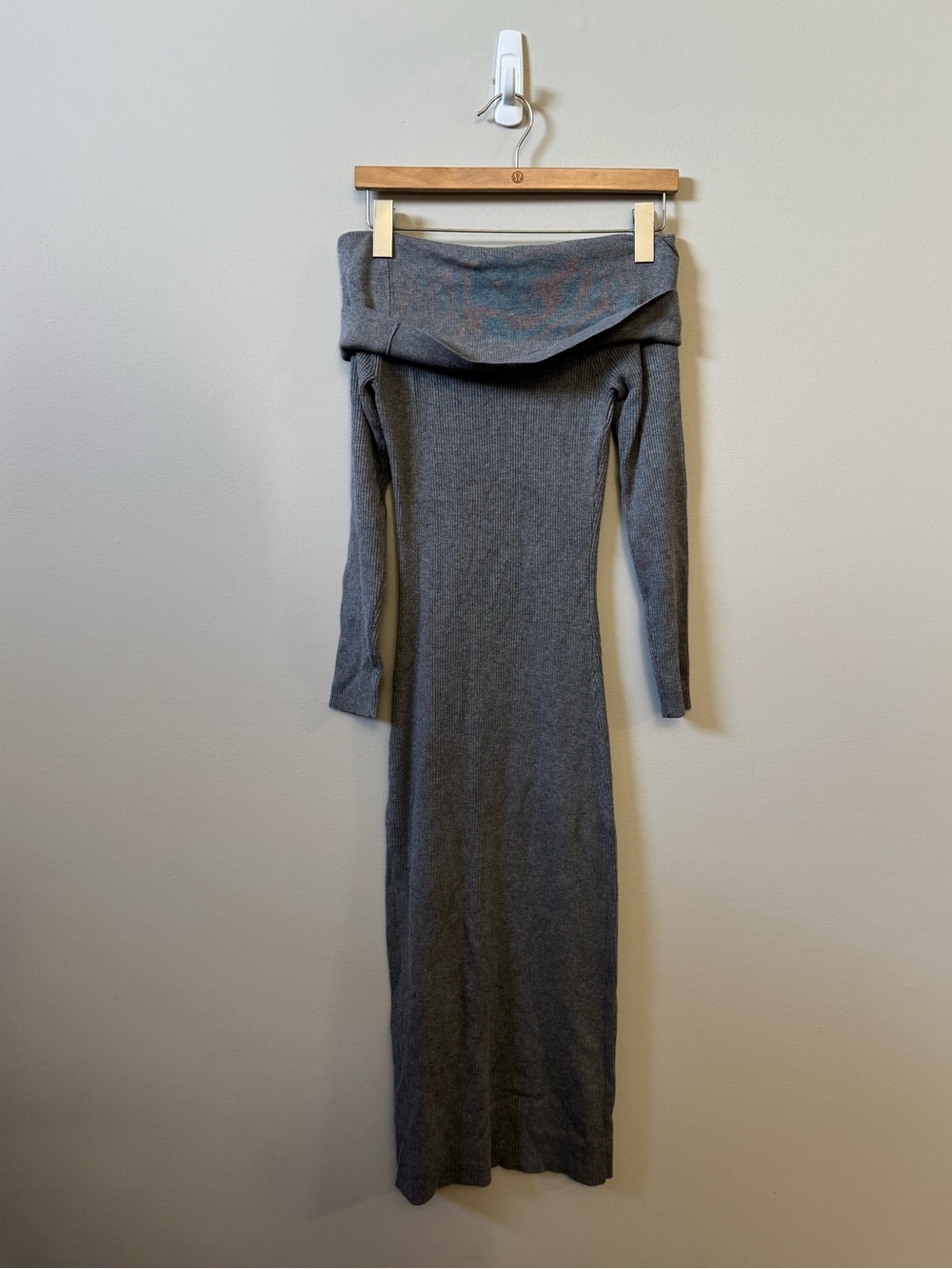 House of Harlow 1960 Grey knit ribbed off the shoulder long sleeve midi dress